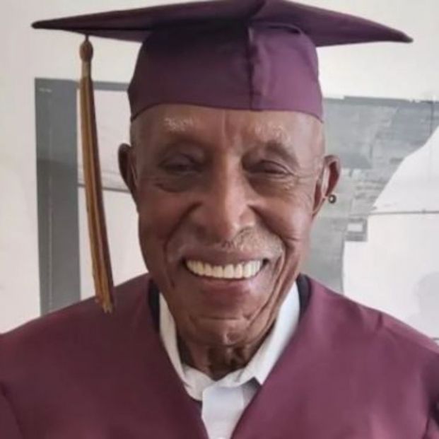 Un hombre cumple su sueño de graduarse en educación secundaria a los 101 años