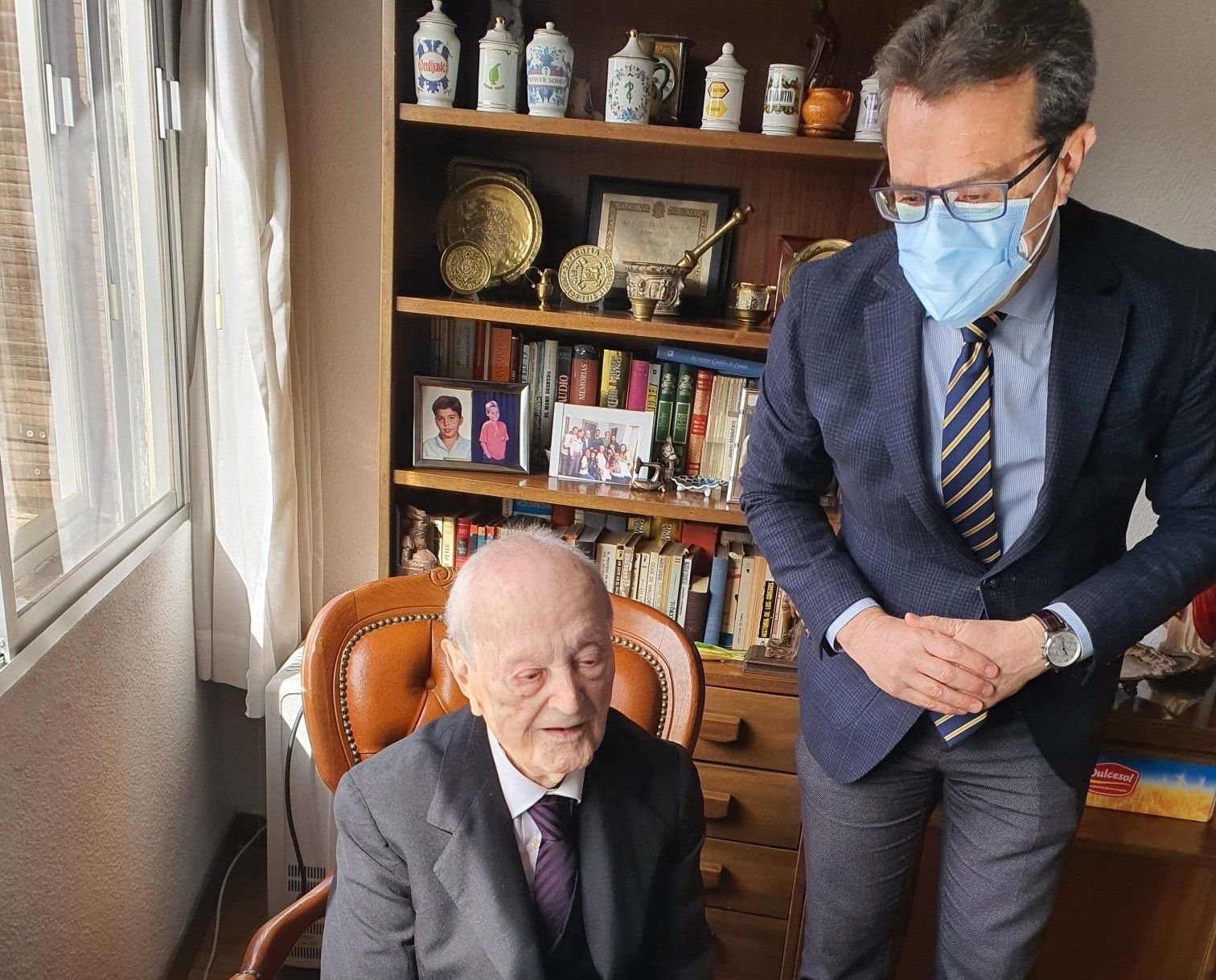 El secreto de los 108 años de Arsacio Peña, el médico más longevo de España