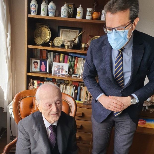 El secreto de los 108 años de Arsacio Peña, el médico más longevo de España