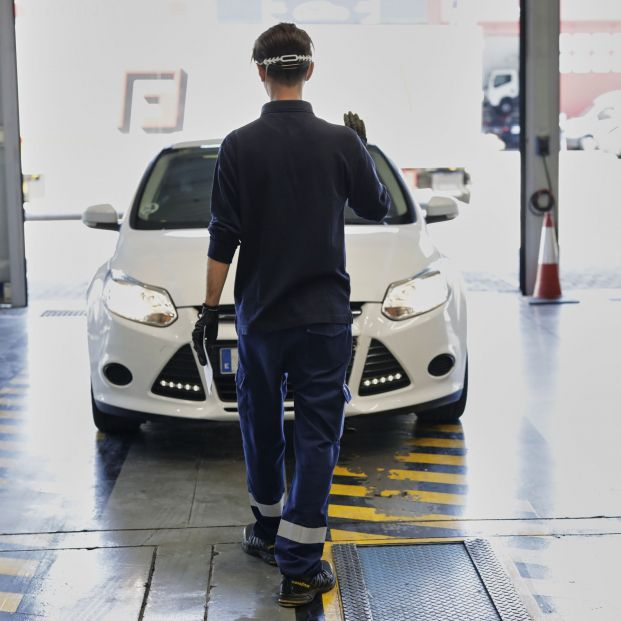 trabajador revisa coche itv carretera