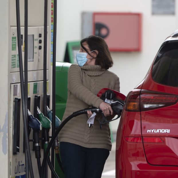 La rebaja de la gasolina supondrá el ahorro de hasta 75 euros por familia hasta junio. Foto: Europa Press
