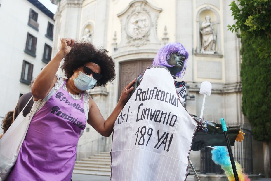 EuropaPress 3784298 mujer apoyada estatua concentracion convocada motivo 10 anos aprobacion