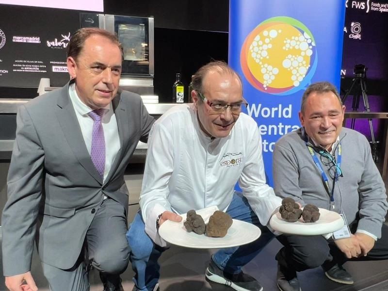 Andrea Tumbarello se lleva los dos lotes de trufa negra soriana en Madrid Fusión por 1.750 euros. Foto: Europa Press Andrea Tumbarello se lleva los dos lotes de trufa negra soriana en Madrid Fusión por 1.750 euros. Foto: Europa Press