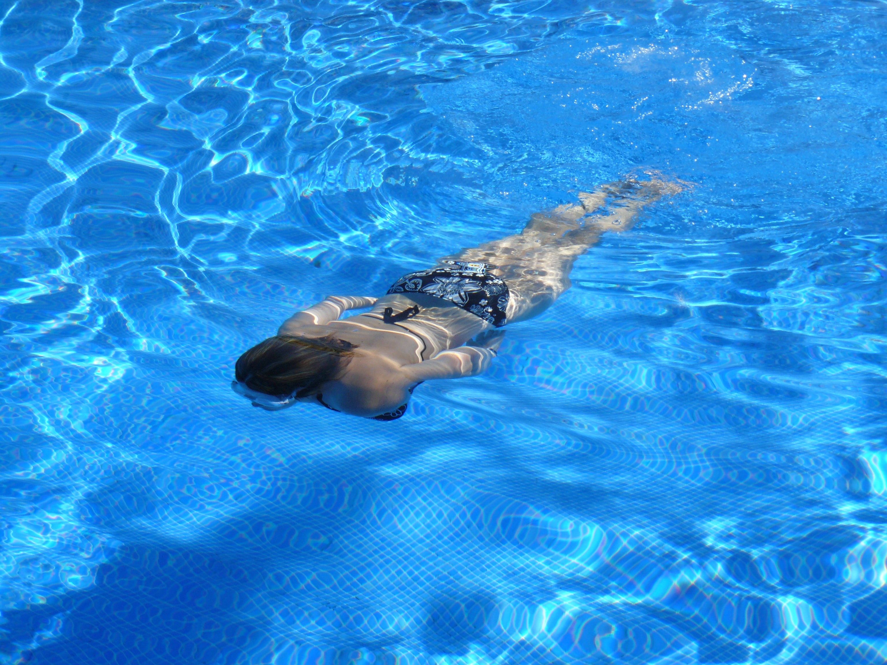 Beneficios de la natación: mujer en una piscina (Creative commons)