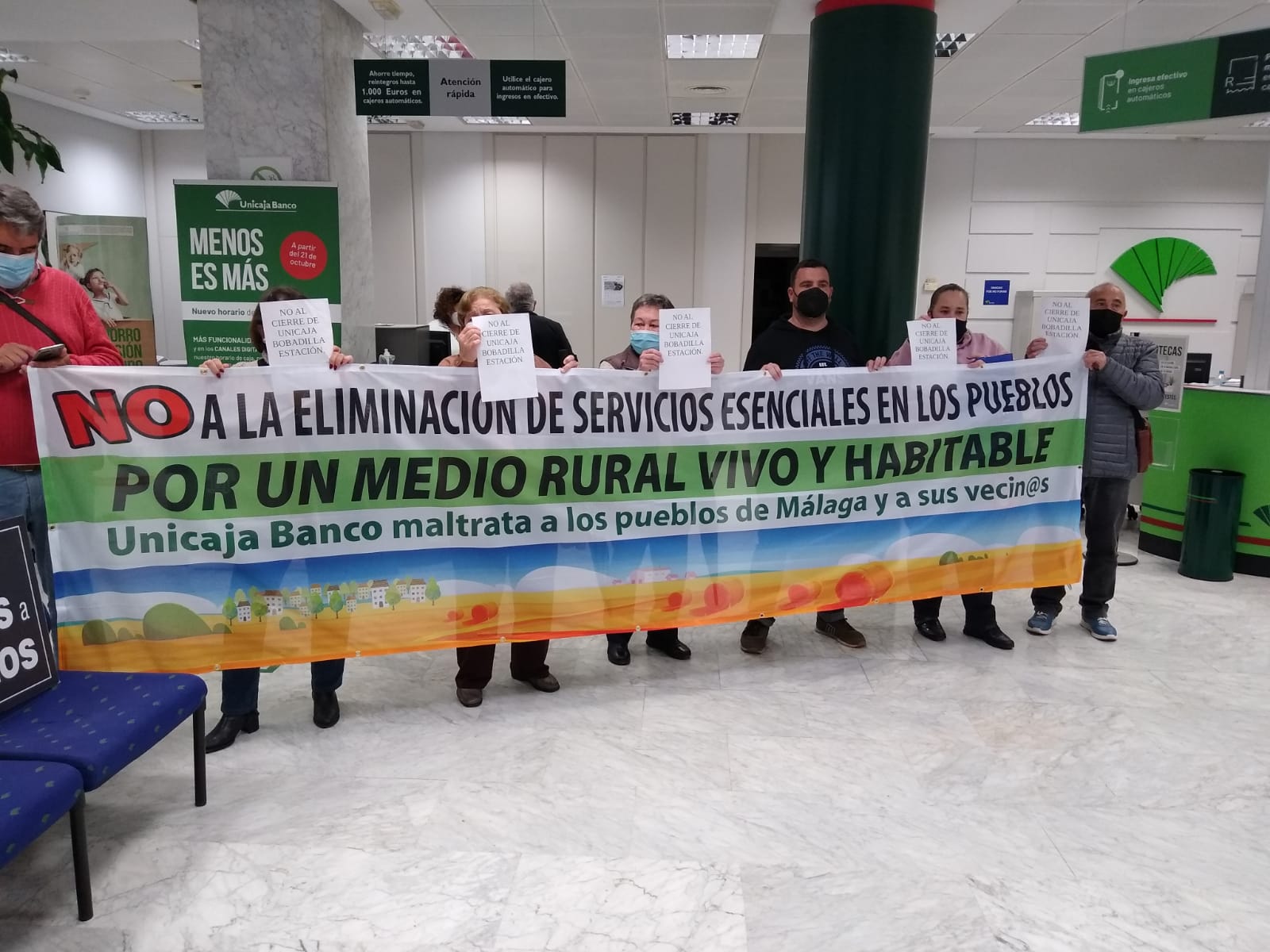 La rebelión de un pueblo de Málaga por el cierre de su única sucursal bancaria: "Es una canallada" La rebelión de un pueblo de Málaga por el cierre de su única sucursal bancaria: "Es una canallada"