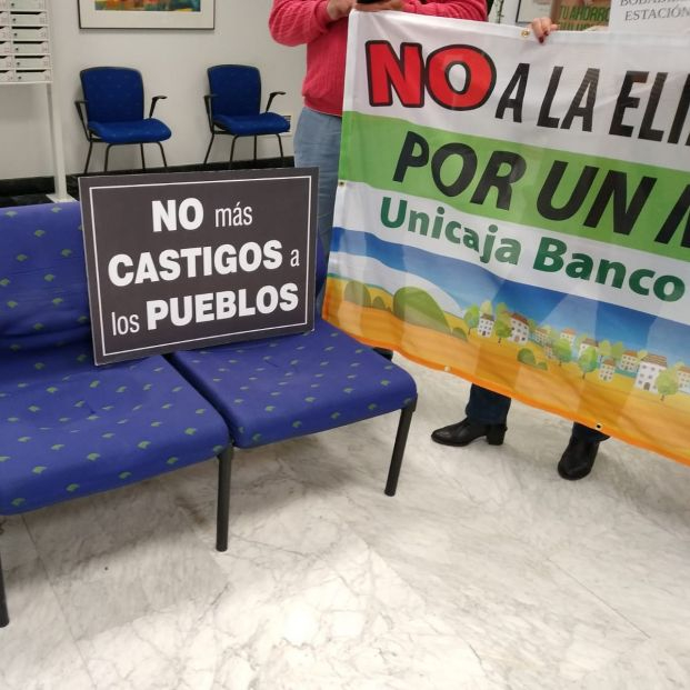 Vecinos de Bobadilla protestan contra el cierre de su única sucursal bancaria: "Es una aberración" Vecinos de Bobadilla protestan contra el cierre de su única sucursal bancaria: "Es una aberración"