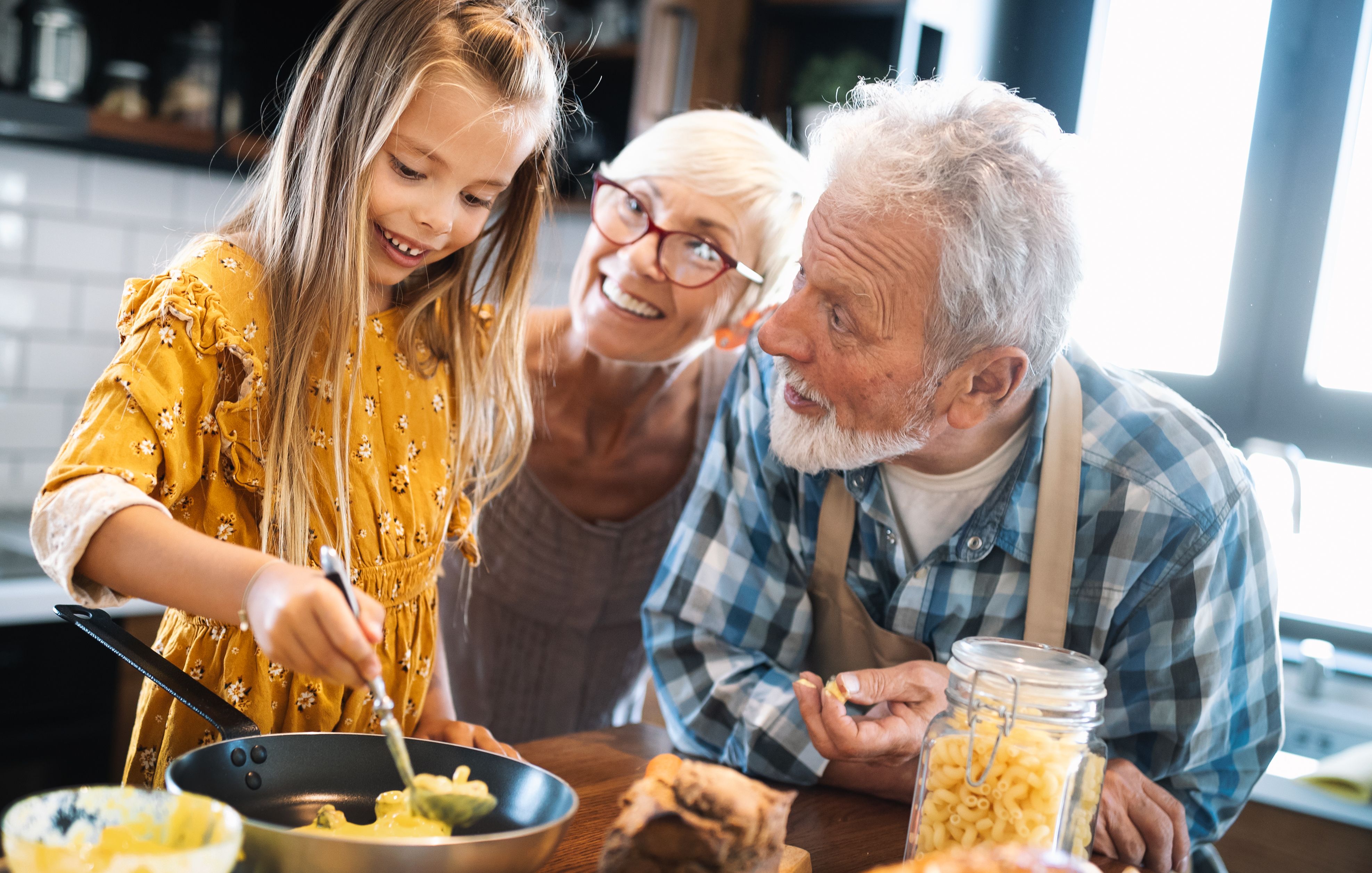 'Cocinando juntos', el plan de Semana Santa de la Región de Murcia para abuelos y nietos