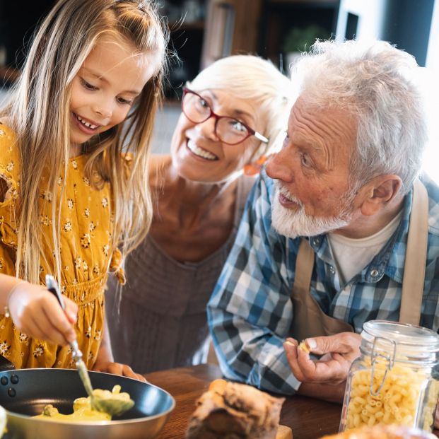 'Cocinando juntos', el plan de Semana Santa de la Región de Murcia para abuelos y nietos