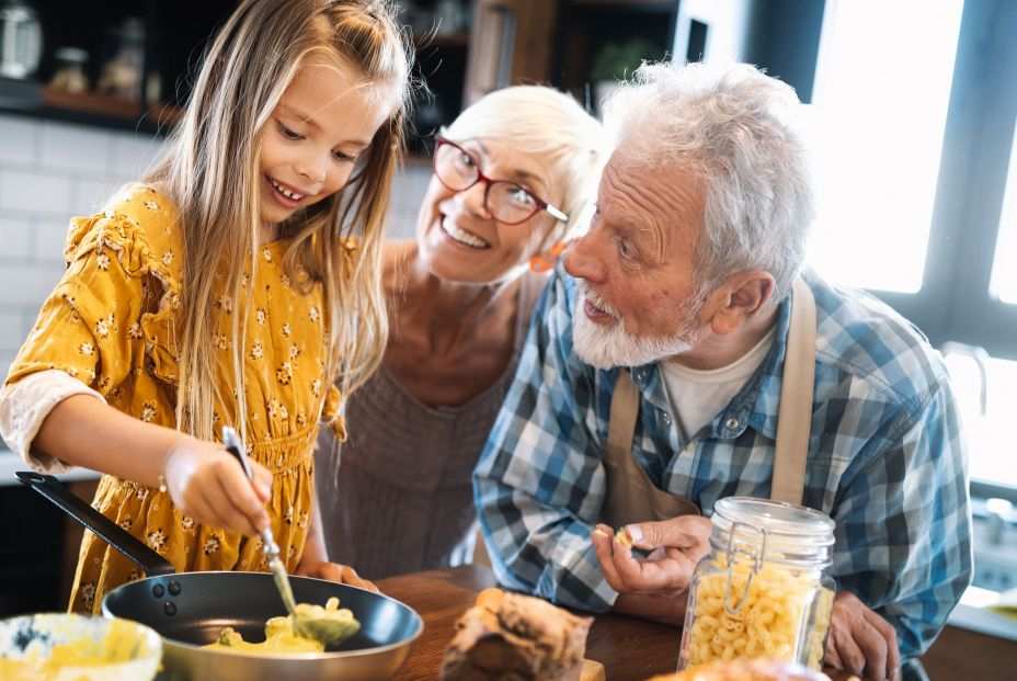 'Cocinando juntos', el plan de Semana Santa de la Región de Murcia para abuelos y nietos