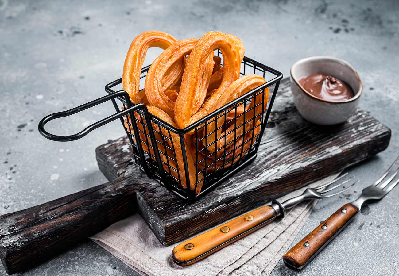 Chocolate con churros caseros y la versión gourmet de un gran chef: chocolatada madrileña. Foto: bigstock