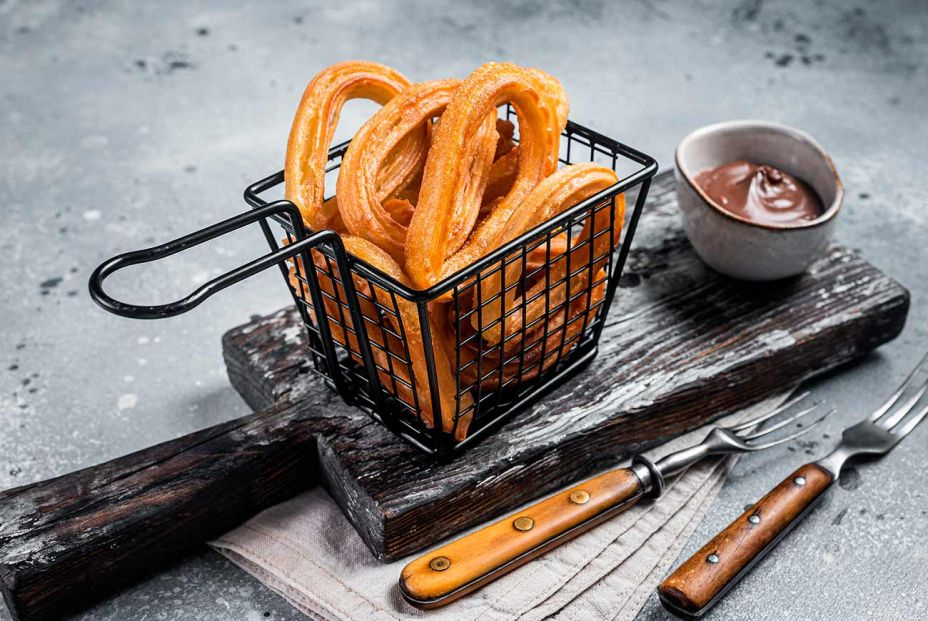 Chocolate con churros caseros y la versión gourmet de un gran chef: chocolatada madrileña. Foto: bigstock