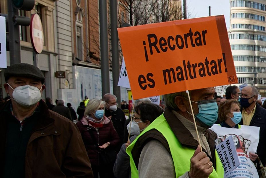 cartel recortar maltratar pensionistas manifestacion