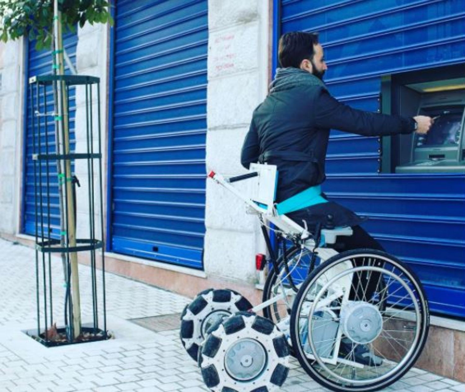 'Laddroller', la silla de ruedas eléctrica que eleva a su usuario como si estuviera de pie