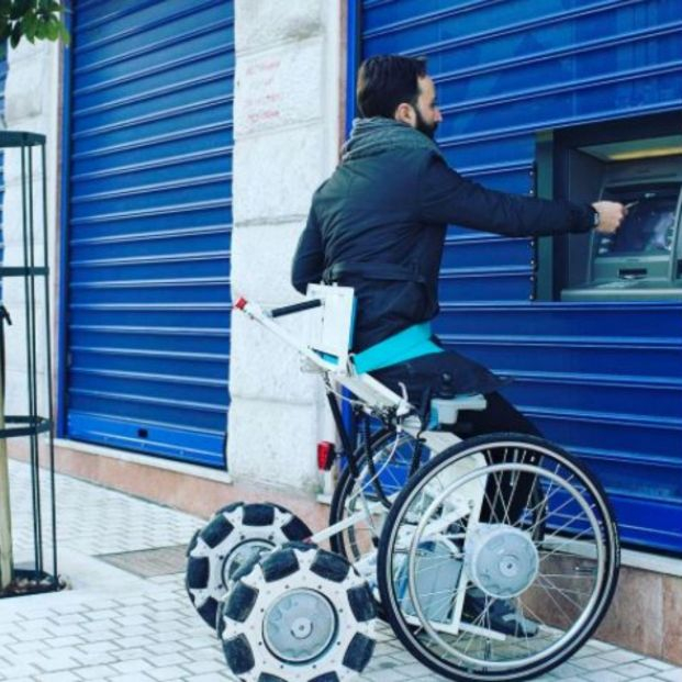'Laddroller', la silla de ruedas eléctrica que eleva a su usuario como si estuviera de pie