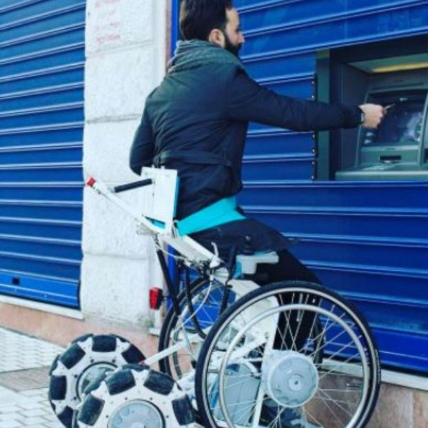 'Laddroller', la silla de ruedas eléctrica que eleva a su usuario como si estuviera de pie