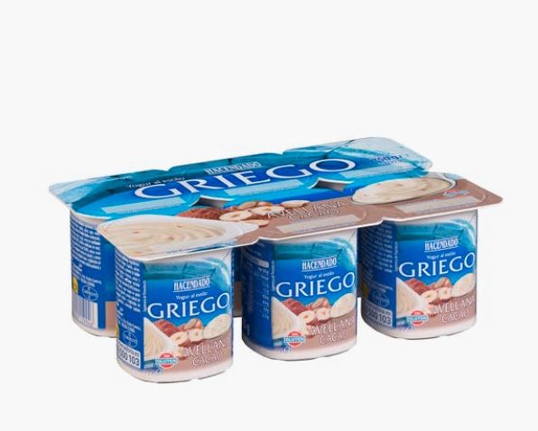 Yogur griego con cacao y avellanas