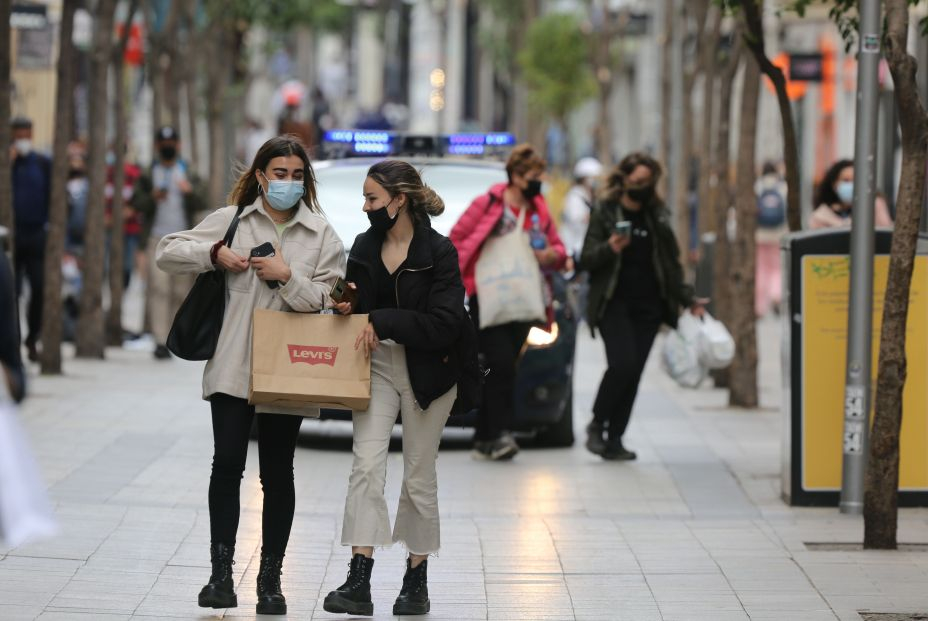 EuropaPress 3700382 varias personas caminan calle fuencarral primer dia laboral estado alarma