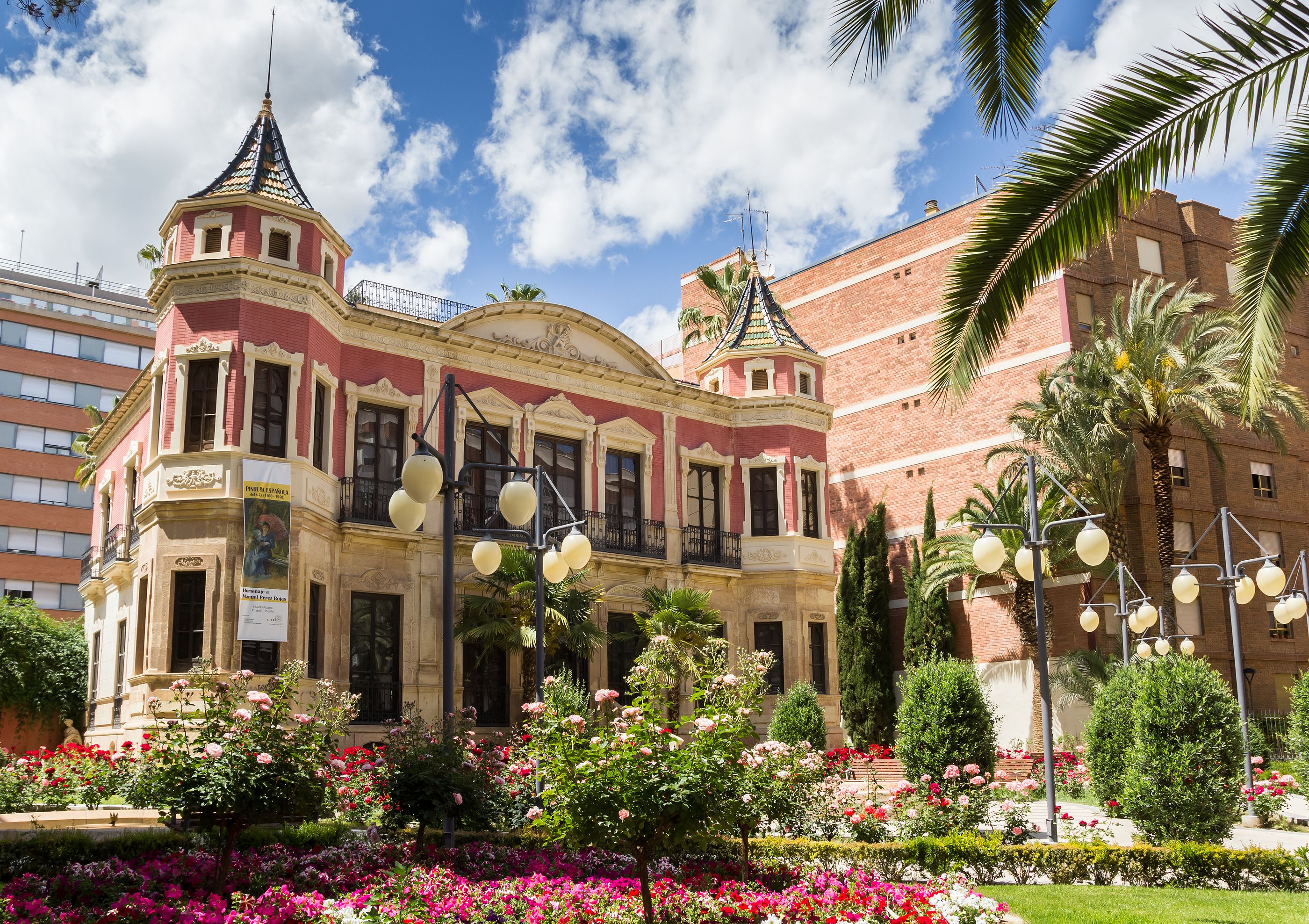 La Lorca monumental y también sus bordados, jallullo, chochos, olla fresca y crespillos. Foto: Bigstock