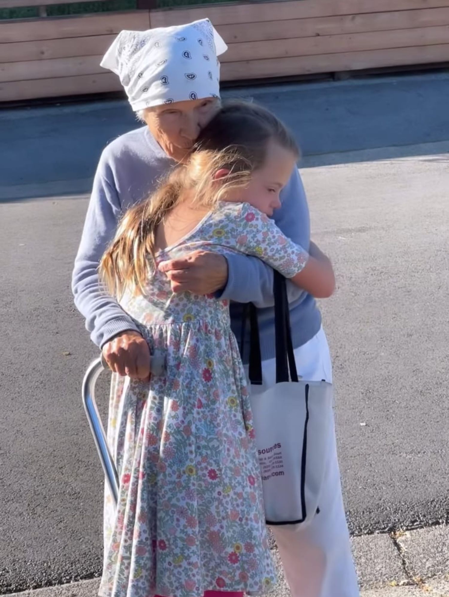 VÍDEO: La amistad entre una niña con síndrome de Down y su vecina de 95 años que conquista en redes