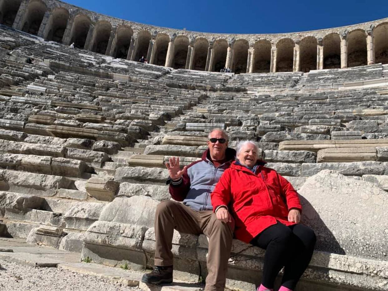 La maravillosa historia de una pareja sénior que lo vendió todo y vive viajando por el mundo