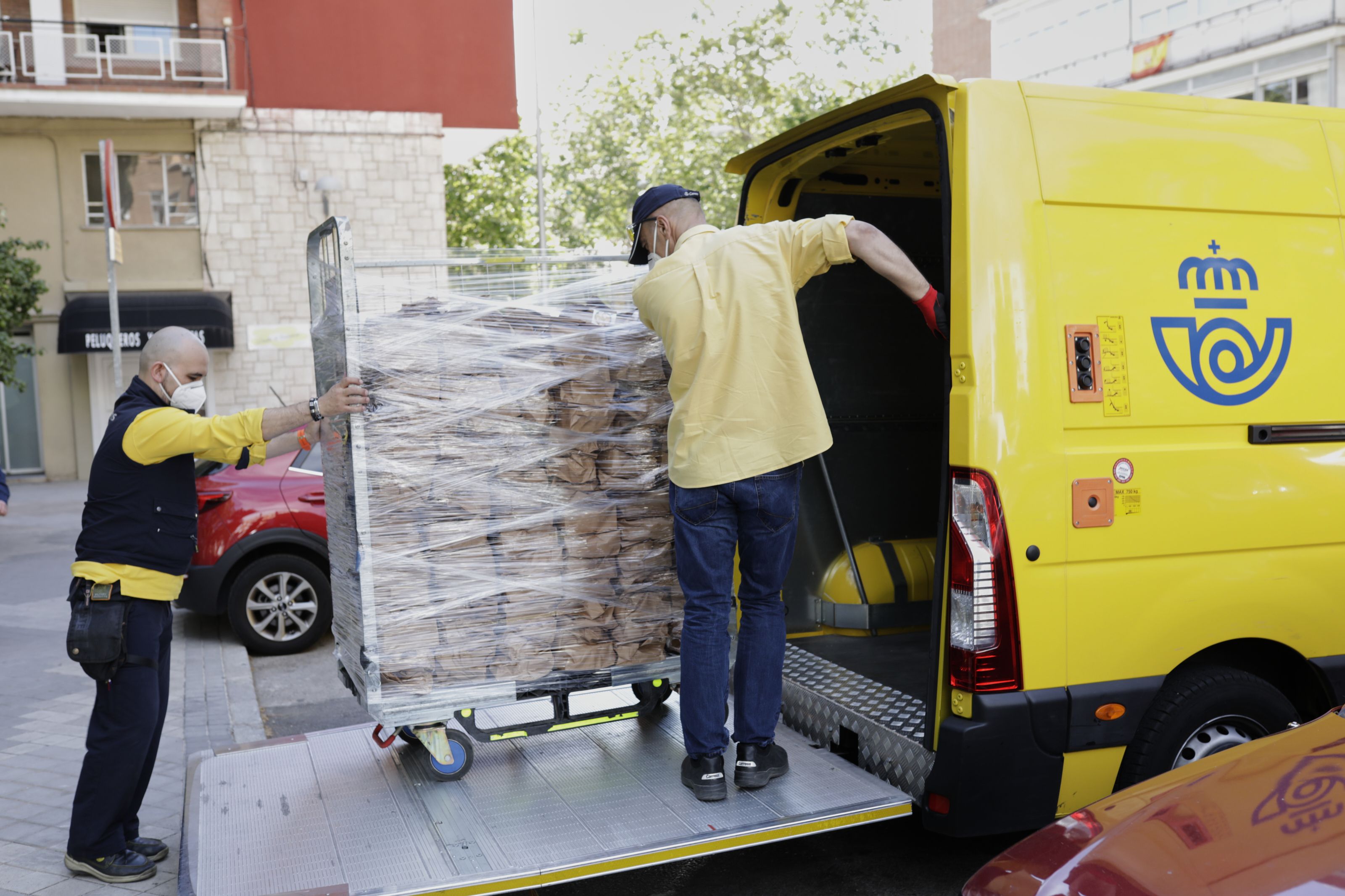 Una tablet para combatir la brecha digital en los mayores con acompañamiento Foto: Correos