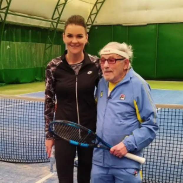El tenista más longevo del mundo sale de Ucrania y cumple otro de sus sueños