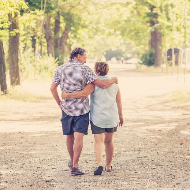 pareja de mediana edad caminando por un parque bigstock 1 621x621