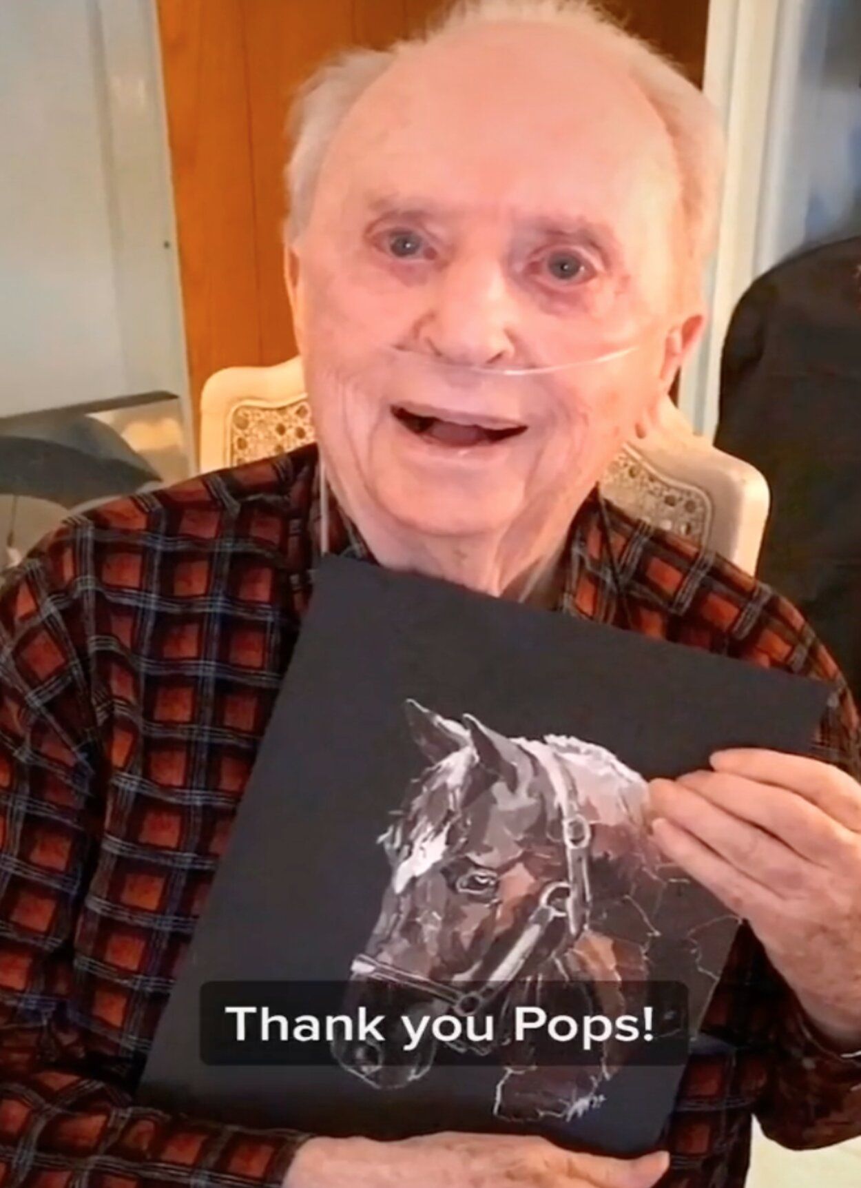 Convierte las revistas que le regalaba su abuelo en obras de arte: "Lo hago gracias a ti"